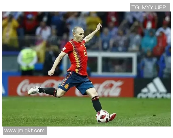 聚焦足球巨星控球瞬间展现极致脚法与赛场艺术魅力 聚焦足球巨星控球瞬间展现极致脚法与赛场艺术魅力