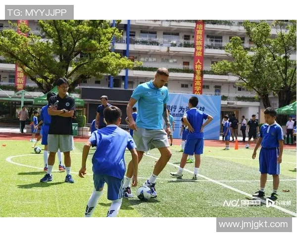 两个小孩在球场边呐喊助威助力球星踢足球激烈角逐的精彩瞬间